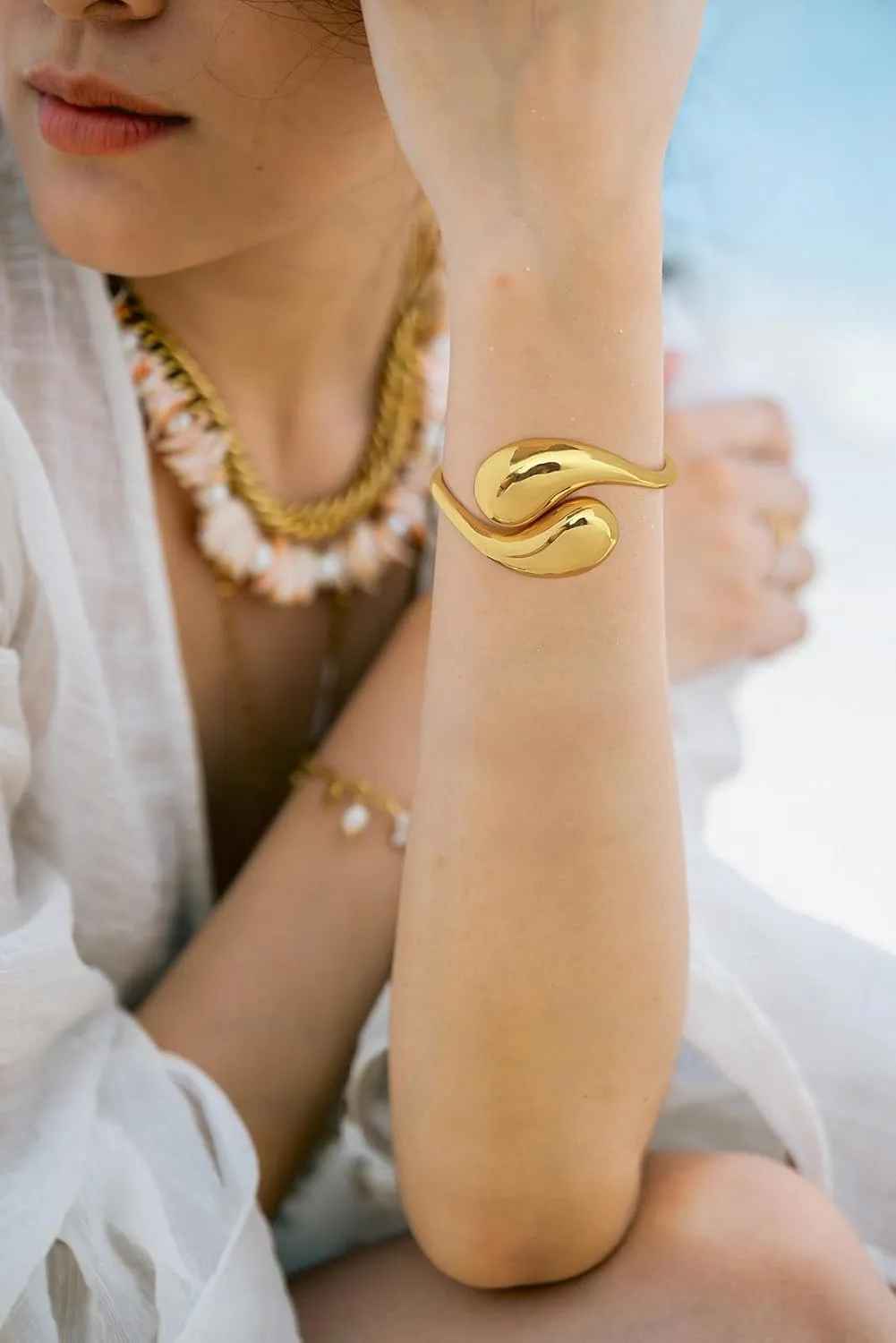 Chunky Gold Bangle Bracelets for Women Trendy Wide Hinged Open Cuff Bangle Bracelet Boho Thick Statement Gold Bracelets Am Cuff Wist Bracelets